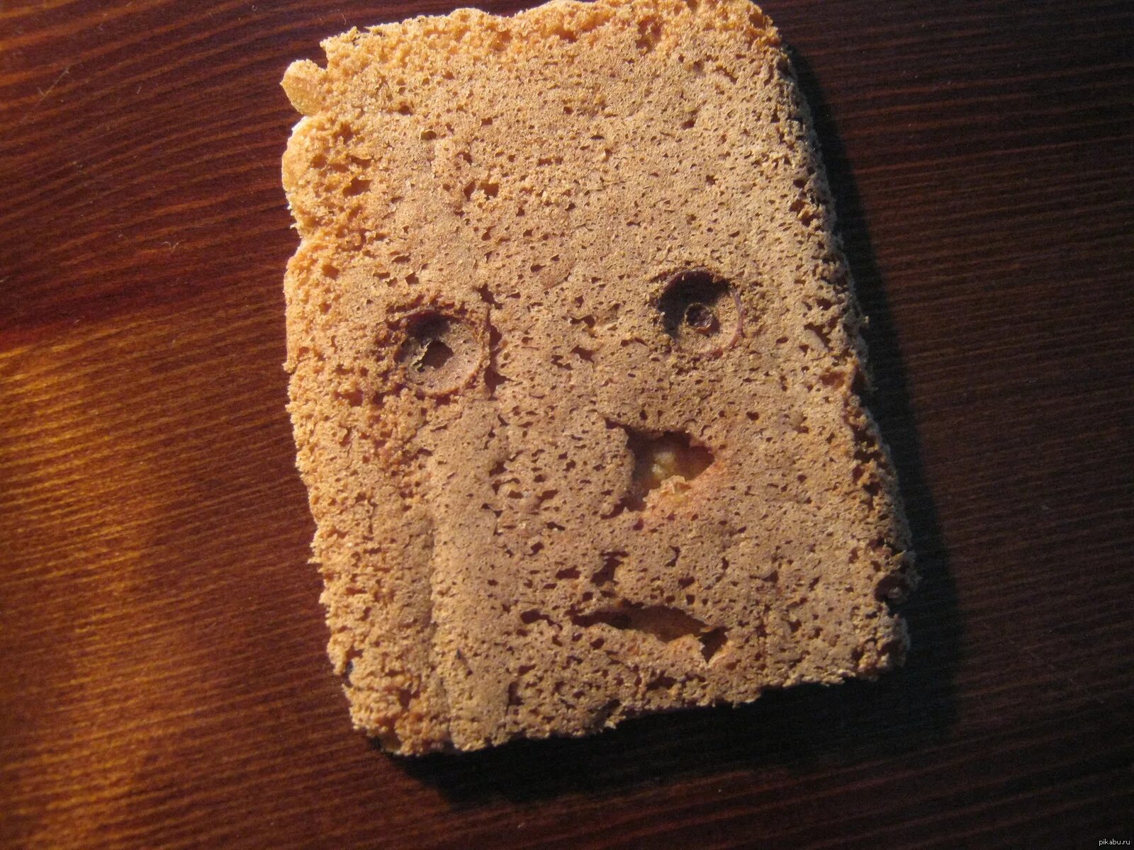 Дай кусочек хлеба. Кусочек хлеба. Откусанный хлеб. Большой кусок хлеба. Кусок хлеба оторванный.