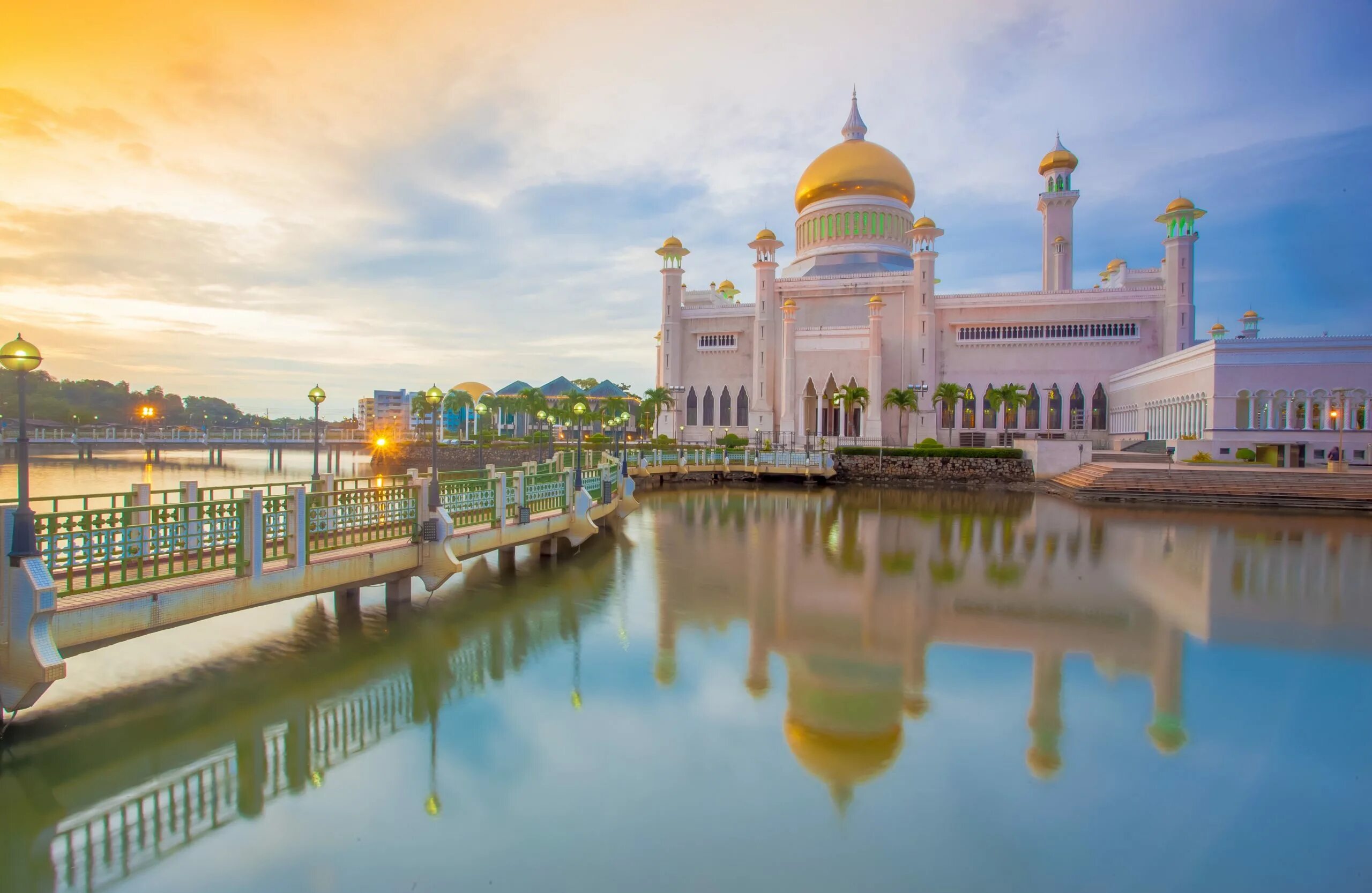 Восточная малайзия. Дворец Истана Нурул Иман. Бруней-Даруссалам.
