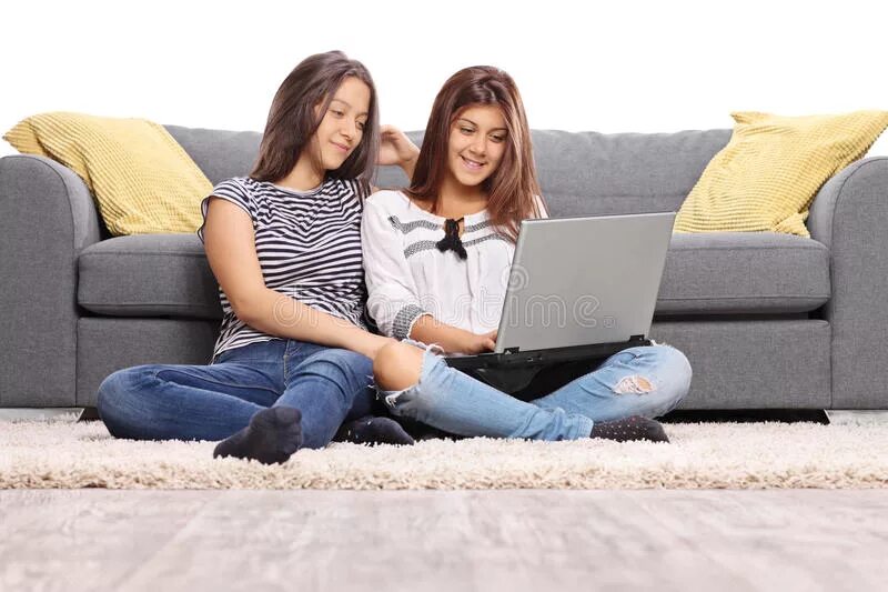 Подруги болтают. Две девчонки на мели сериал. Подруга дивана. Подруги на диване. Подруга дивана.