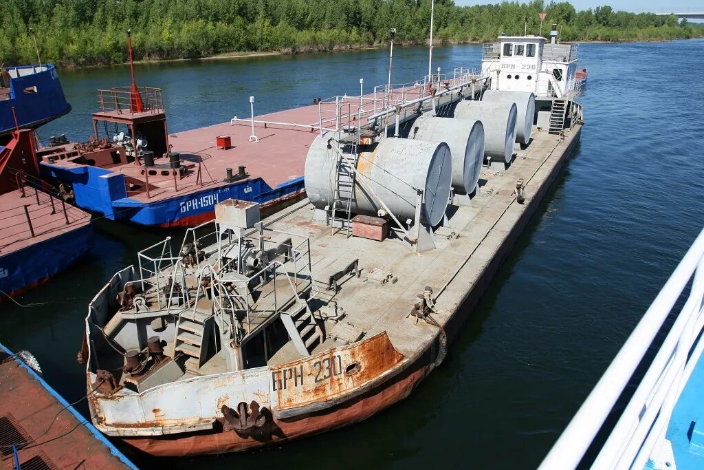 Первый буксирный пароход волга. Нефтяная баржа. Баржа смерти гольяны. Нефтеналивная баржа белмакс проекта rob20. Нефтяная баржа.
