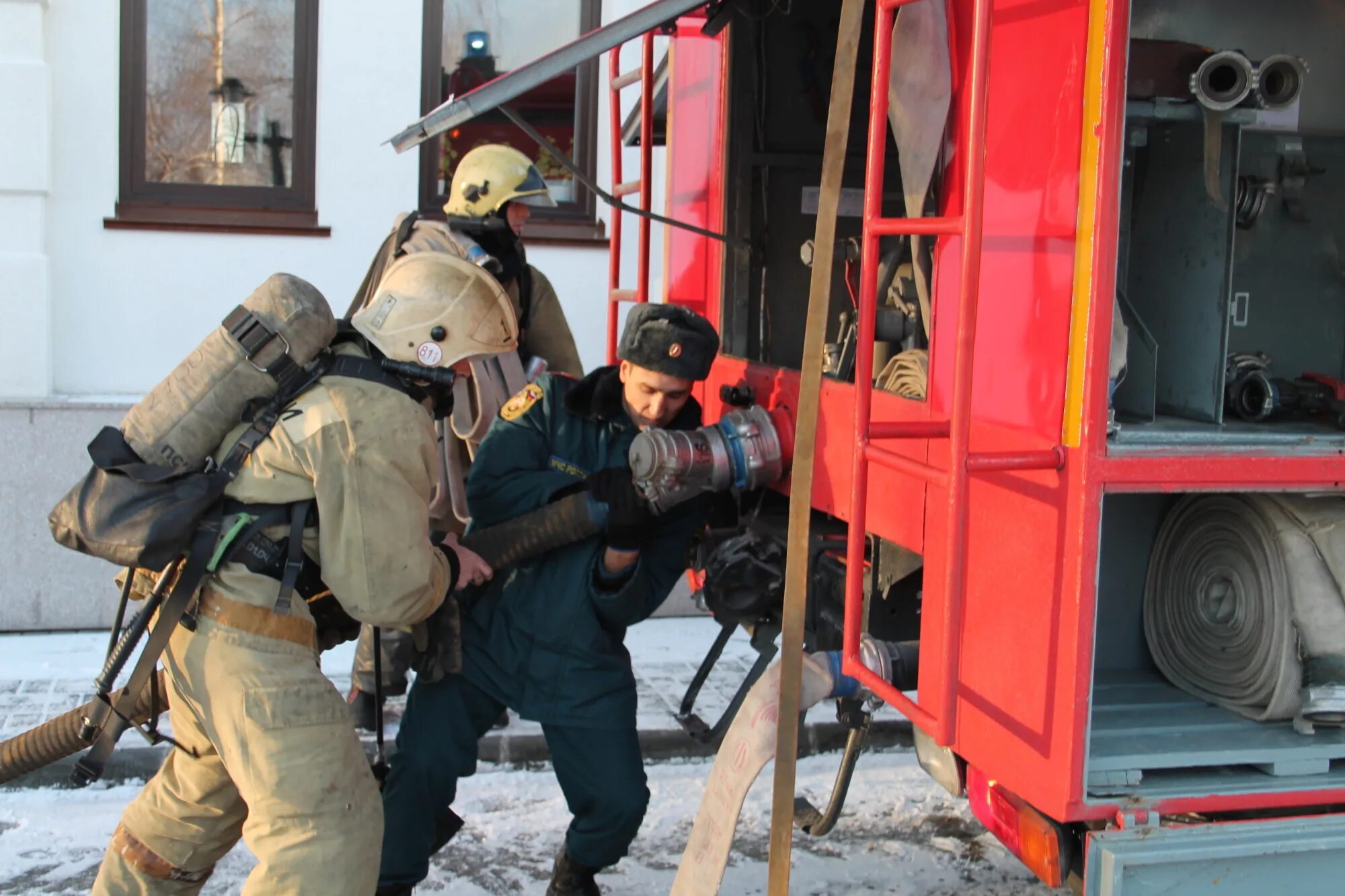 Пожары в зрелищных учреждениях. Пожарный спасает ребенка. Пожарный спас ребенка. МЧС спасает детей. Пожар.