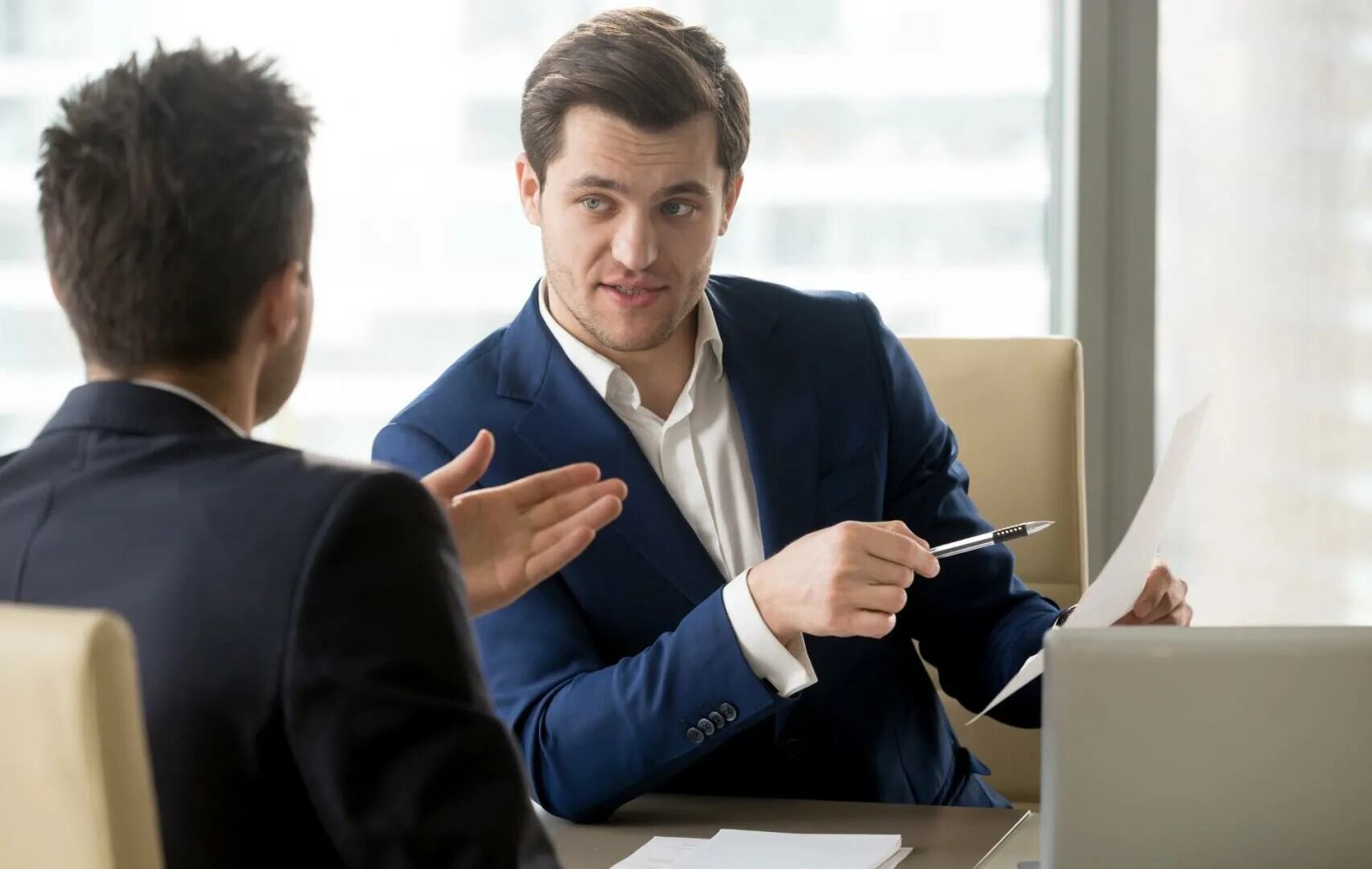Успешное собеседование. Деловые переговоры. Успех в бизнесе. Международный бизнесмен. Успешный мужчина.