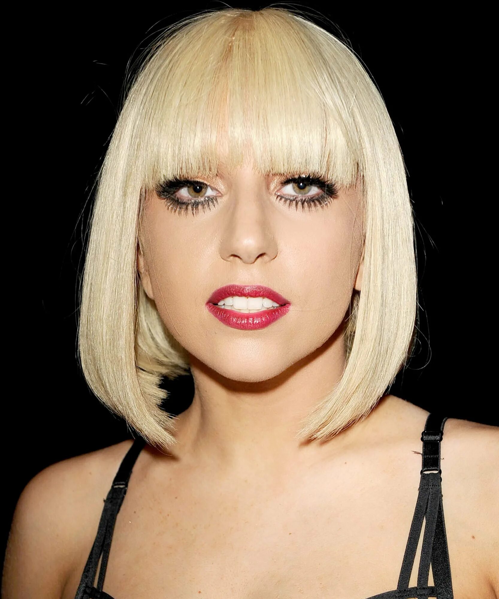 Каре блонд. Леди Гага стрижки. Леди Гага каре. Леди Гага с челкой. Каре стрижка леди Гаги.