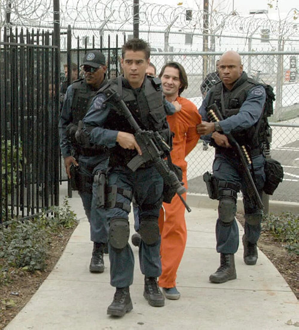 29 апреля 2003 г. S.W.A.T.: спецназ города ангелов. Сэмюэл л Джексон спецназ города ангелов. Колин Фаррелл SWAT.