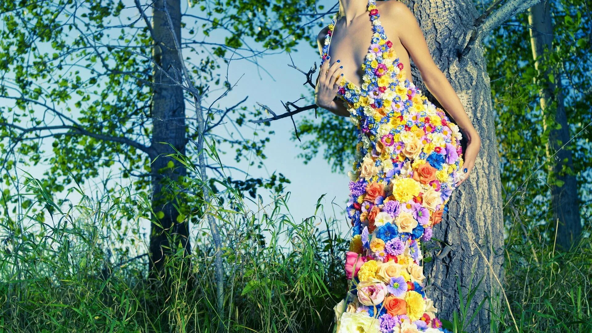 Платья из цветов фото. Платье из цветов. Девушка в платье летнем. Платье в цветах. Девушка в цветочном платье.