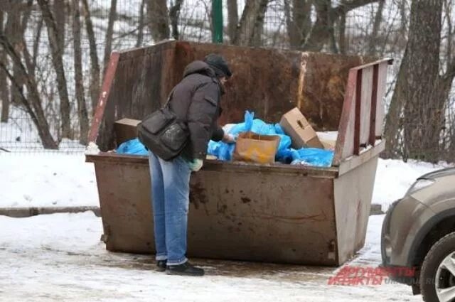 Лапа поебалась с бомжами