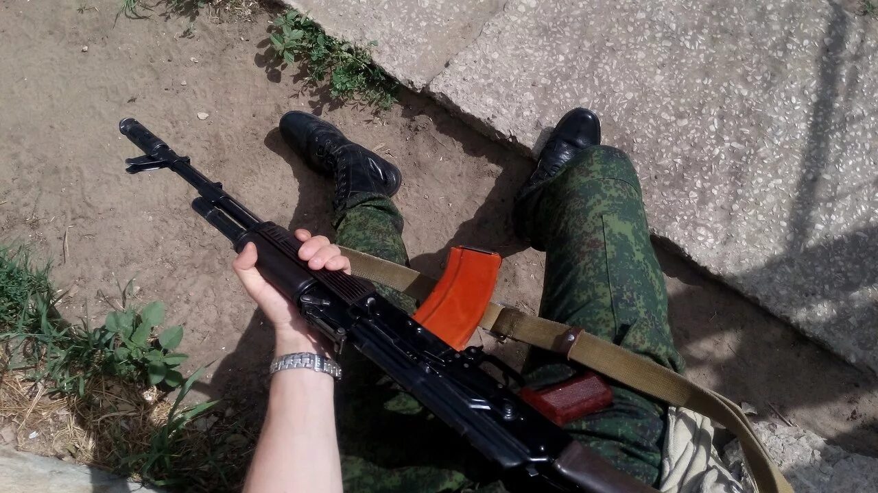 военный с автоматом в руках. танец д саду на 23 февраля пацаны в строю стоят. танец пацаны в строю стоят. парень с автоматом. автомат в руках.