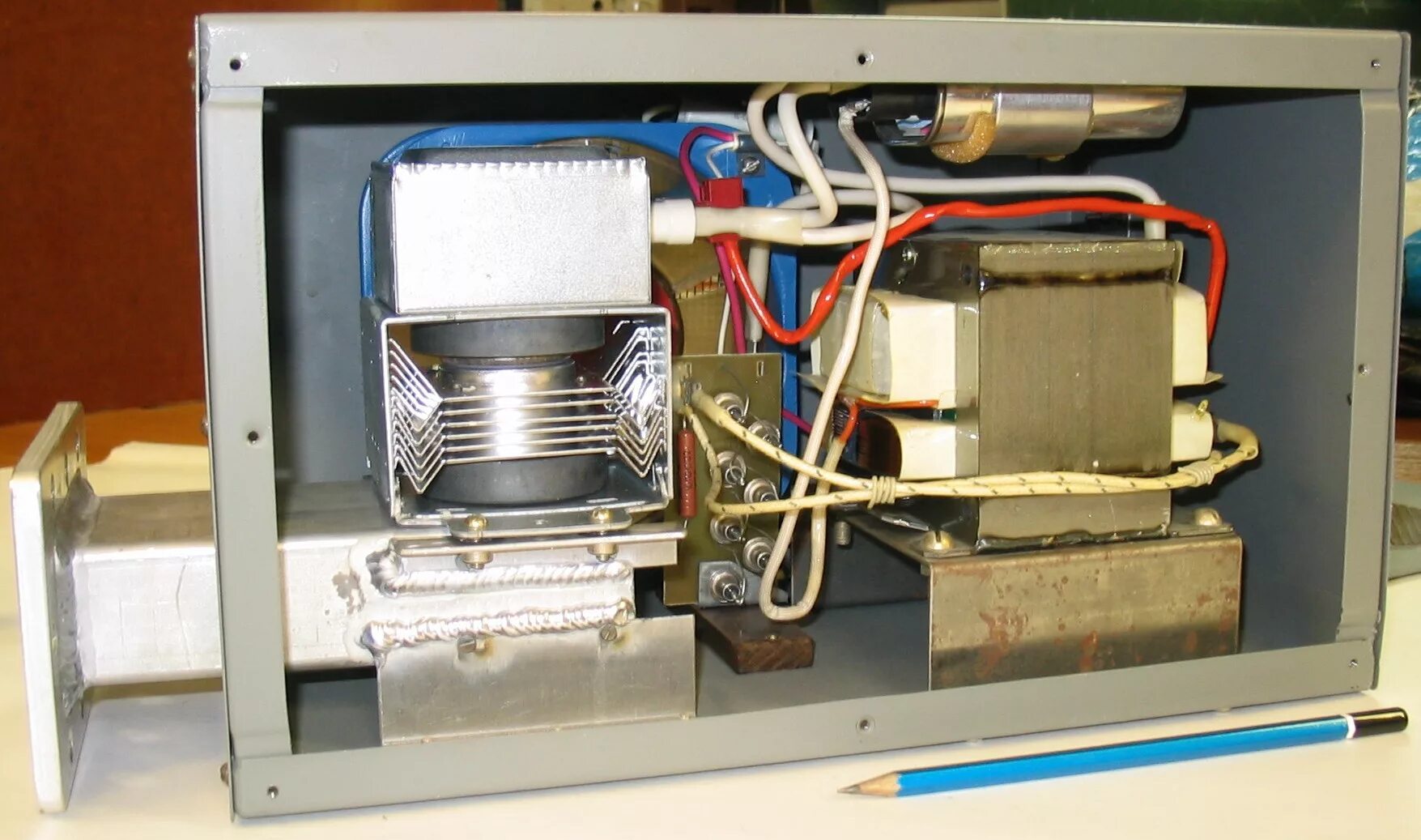 Свч излучатель. Трансформатор магнетрона микроволновой печи Samsung gw73br. Магнетрон для печь СВЧ Minneapolis wp1000. Магнетрон для микроволновки Панасоник 2м261-м32. СВЧ волновод для магнетрона.