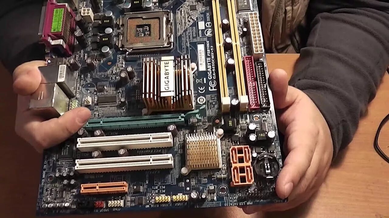 Материнская плата Gigabyte ga-m51gm-s2g. Починка материнских плат Gigabyte. Неисправная материнская плата. Сгоревшая материнская плата.