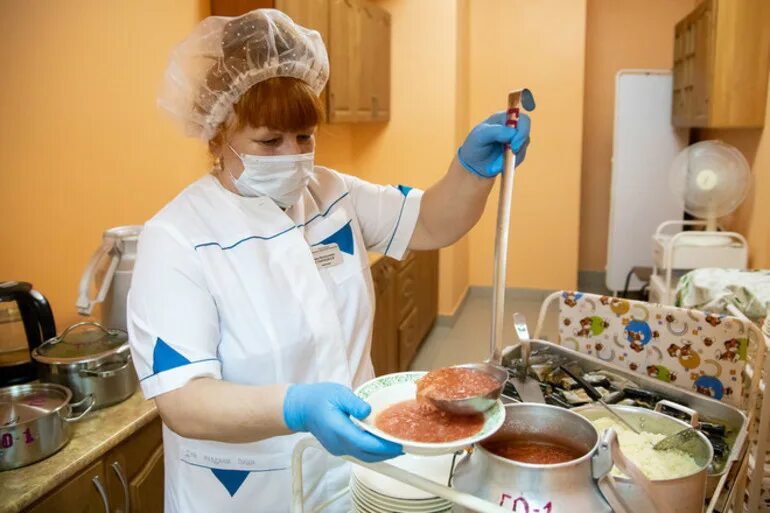В больнице работает буфет. Питание в стационаре. приготовление пищи в больнице. раздача пищи в стационаре. лечебное питание в больнице.