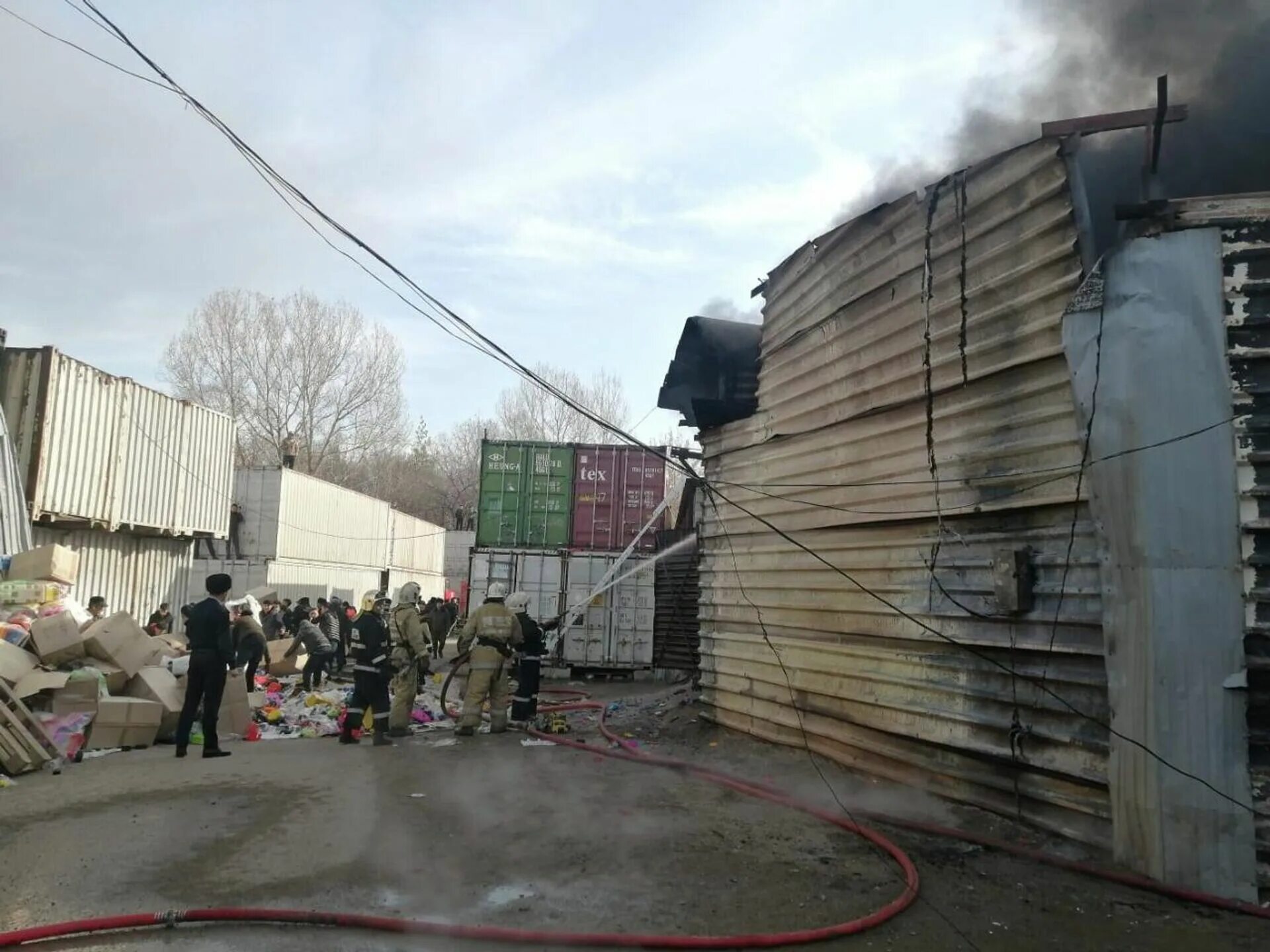 Пожар в алматы сегодня на барахолке. Пожар на рынке в Алматы 17 02 2024. Пожар на барахолке в Алматы. Пожар рынок 2022 Алма. Пожар в Алматы сейчас.