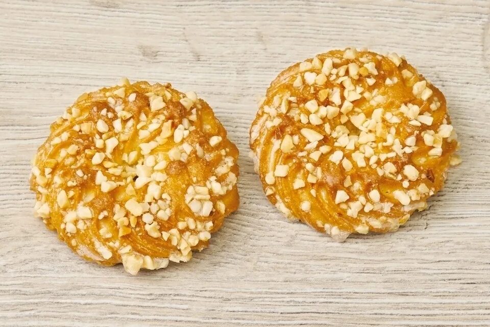 Печенье посыпанное орехами. Печенье выемное. Печенье круглое с орехами. Печенье песочное ореховое.