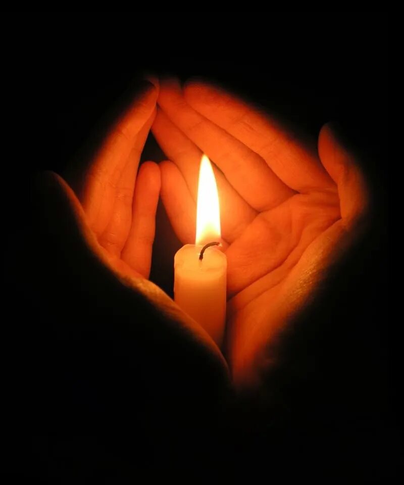 Зажгите свечи. Свечка когда умирают. Свеча об усопшем. Огарок свечи. Свеча помним любим скорбим.