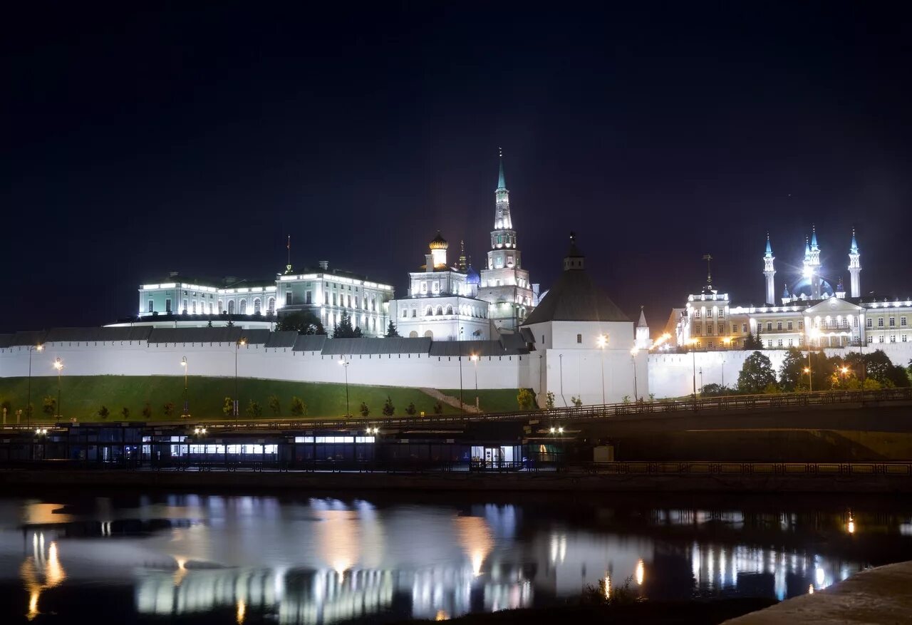Казань данные о городе. Казанский кремль казань. река казанка в казани. ночной кремль казань. панорама кремля казань.