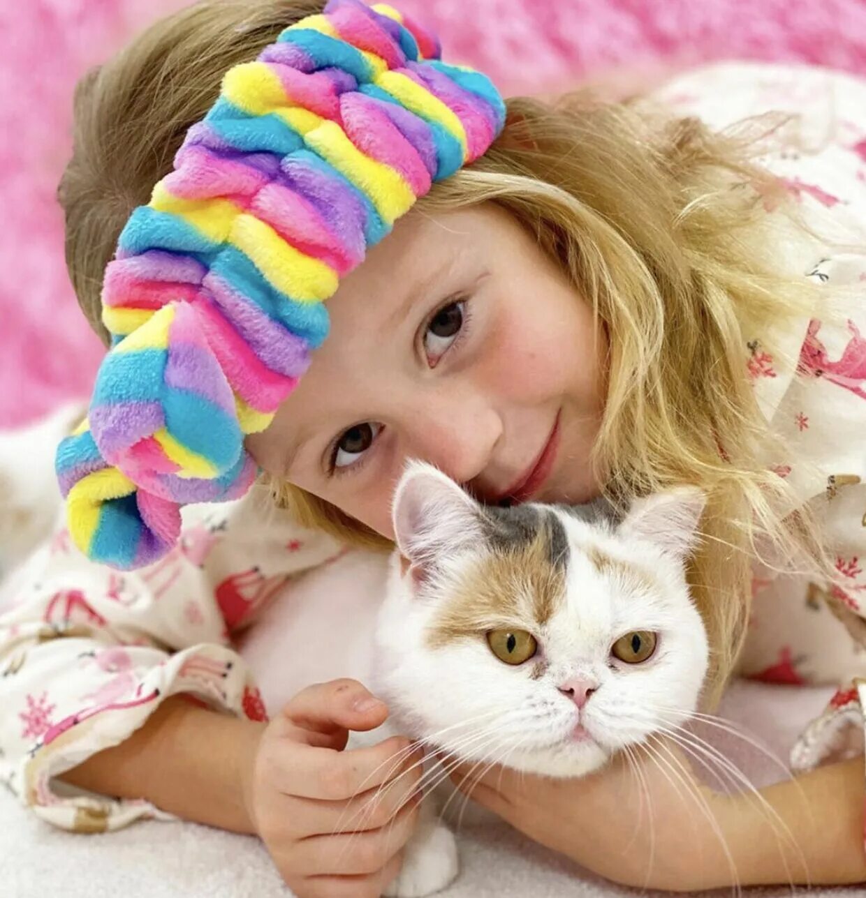 Кошка лана gacha life. Девушка с котенком. Девушка с кошкой фото. Включи кошка девочку. Самые популярные котики девочки.