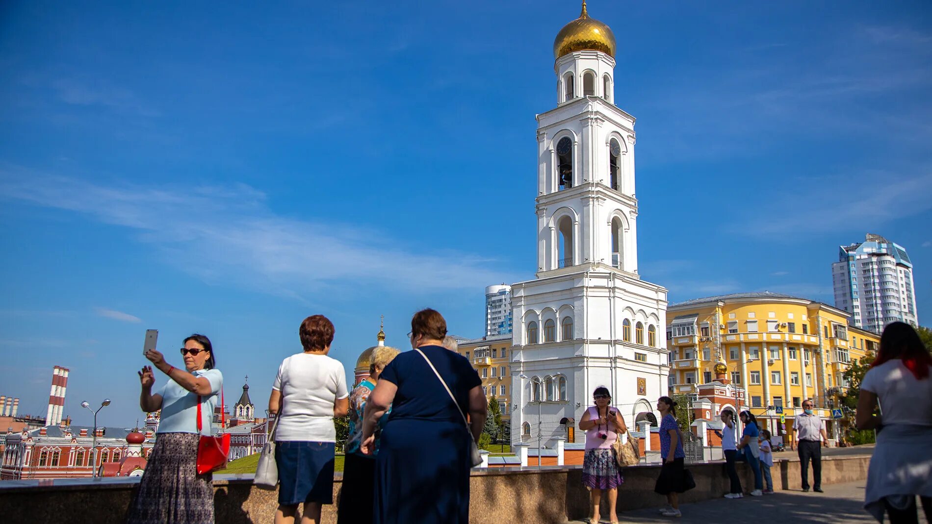 Покажи где самара. Туристы в Самаре. Самара достопримечательности куда сходить. Гид по Самаре. Человек у достопримечательности Самара.