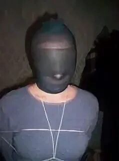 Колготки на голове девушки