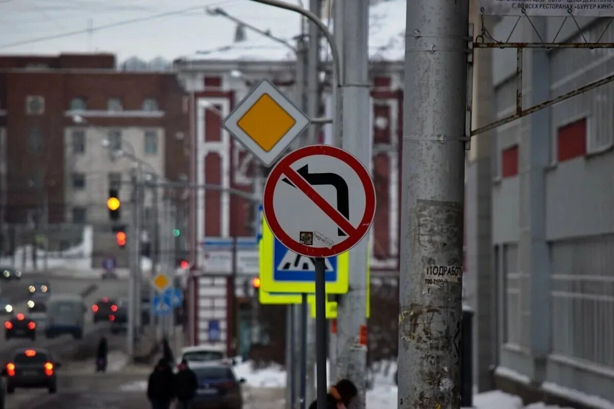 Дорожные знаки поворот налево запрещен. Запрещающие знаки на перекрестке. Знаки запрещающие левый поворот. Знак разворот запрещен на дороге.