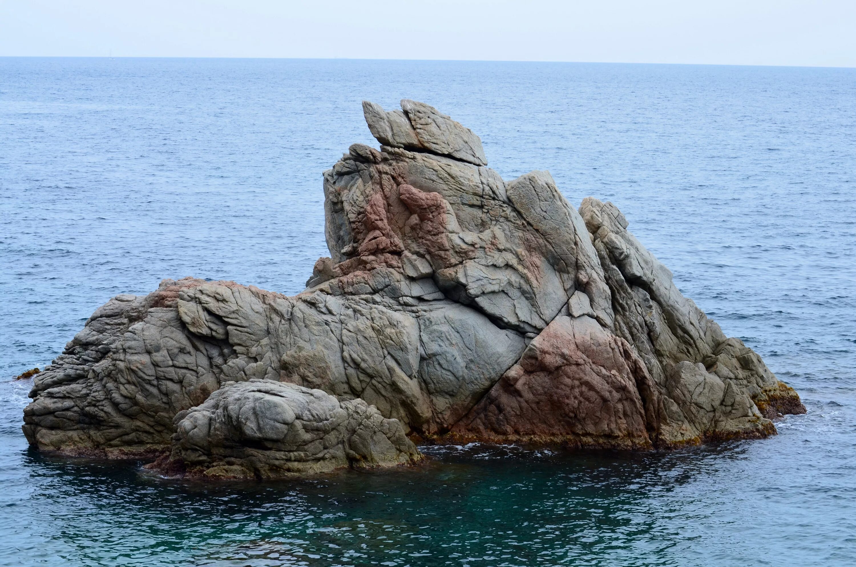Остров большой камень. Острые скалы. Острые камни. Каменная скала в море. Скалы в виде животных.