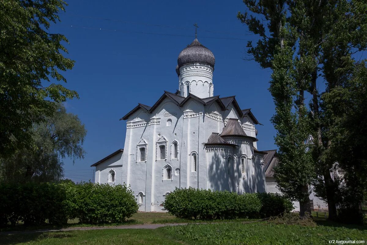 Правит новгородской области. Любытино Церковь. Новгородская область. Старая Русса Новгородская область. Старый храм Новгородская область.