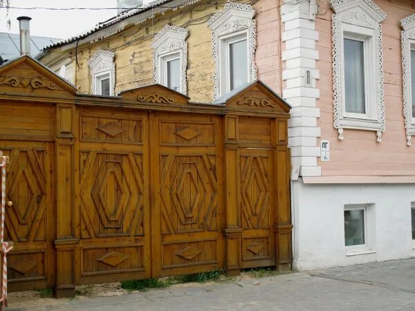 Двери в коломне купить. Старинные ворота из дерева. Деревянные ворота в Коломенском. Парк Коломенское ворота деревянные. Ворота исторических зданий и сооружений музеев деревянные.