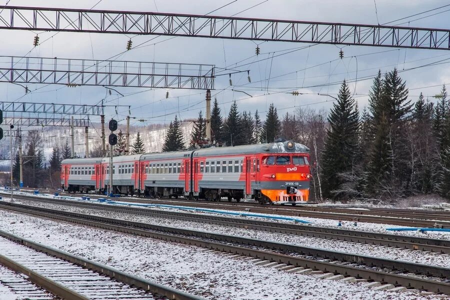 Красноярская железная дорога электропоезда. Электричка Красноярск Камарчага. Электричка Минино Красноярск. Поезд Красноярск.