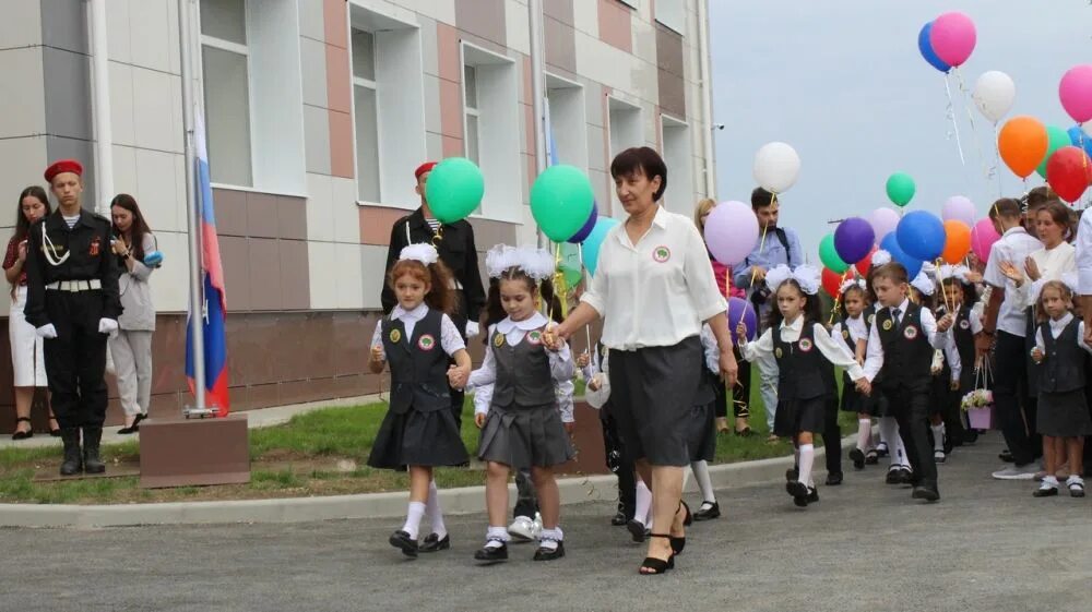 Элжур белогорск школа. Зеленогорская средняя школа Белогорского района Республики. Зеленогорская средняя школа Белогорского района Республики Крым. Школа Зеленогорское Белогорский район. Цветочненская школа Белогорского 2022.