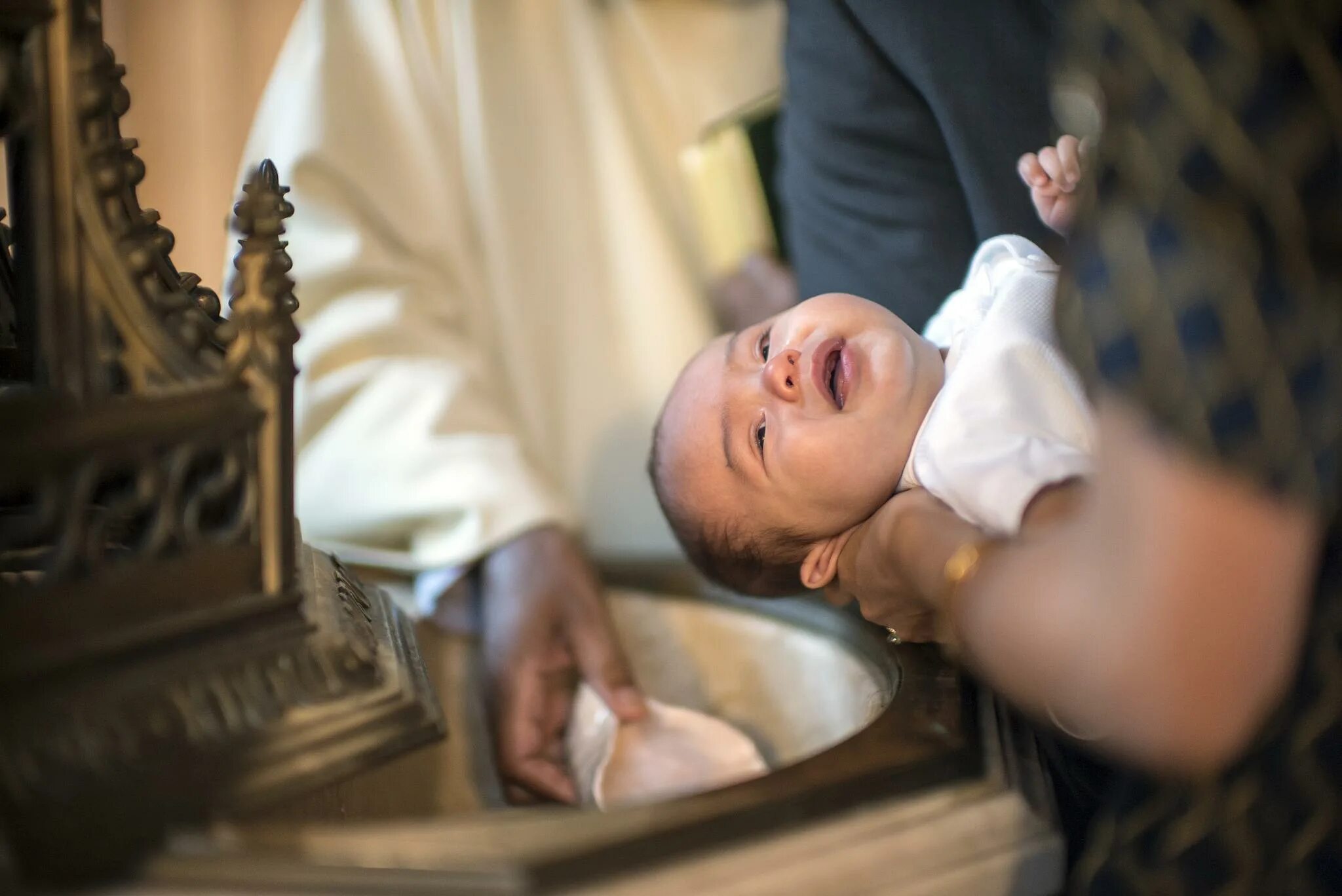 Когда можно крестить детей в 2024 году. Крестины младенца. Обряд крещения ребенка. Обряд крещения детей Баптизм. Крещение ребенка католики.