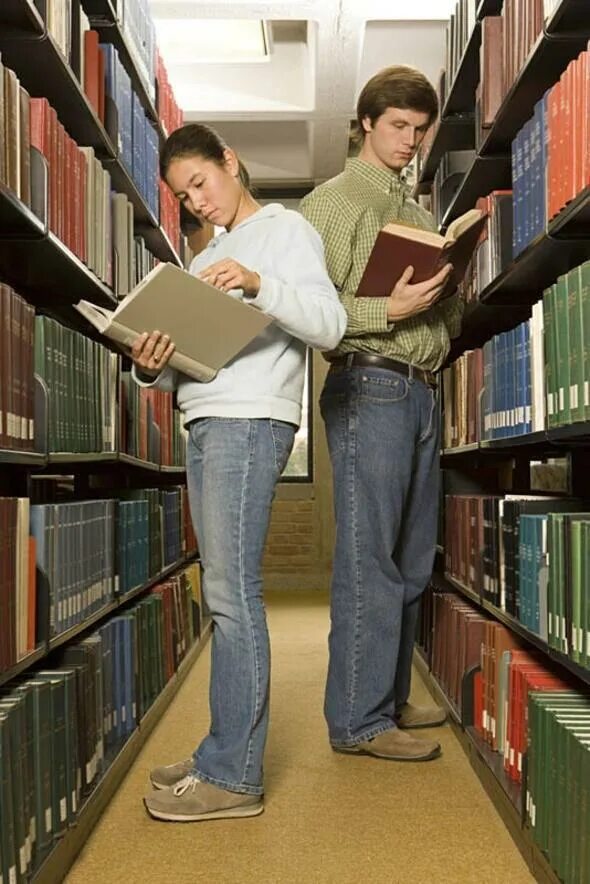 Первые студенты читать. Чтение книг. Блондинка в библиотеке на полу. Два человека изучают. Девушки 1 курс.