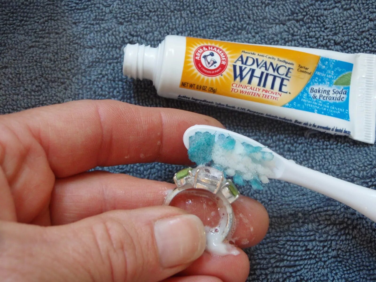 Зубная паста. Зубная паста в быту. Зубная паста Toothpaste. Чистка украшений зубной пастой. Можно чистить зубы в рамадан зубной пастой