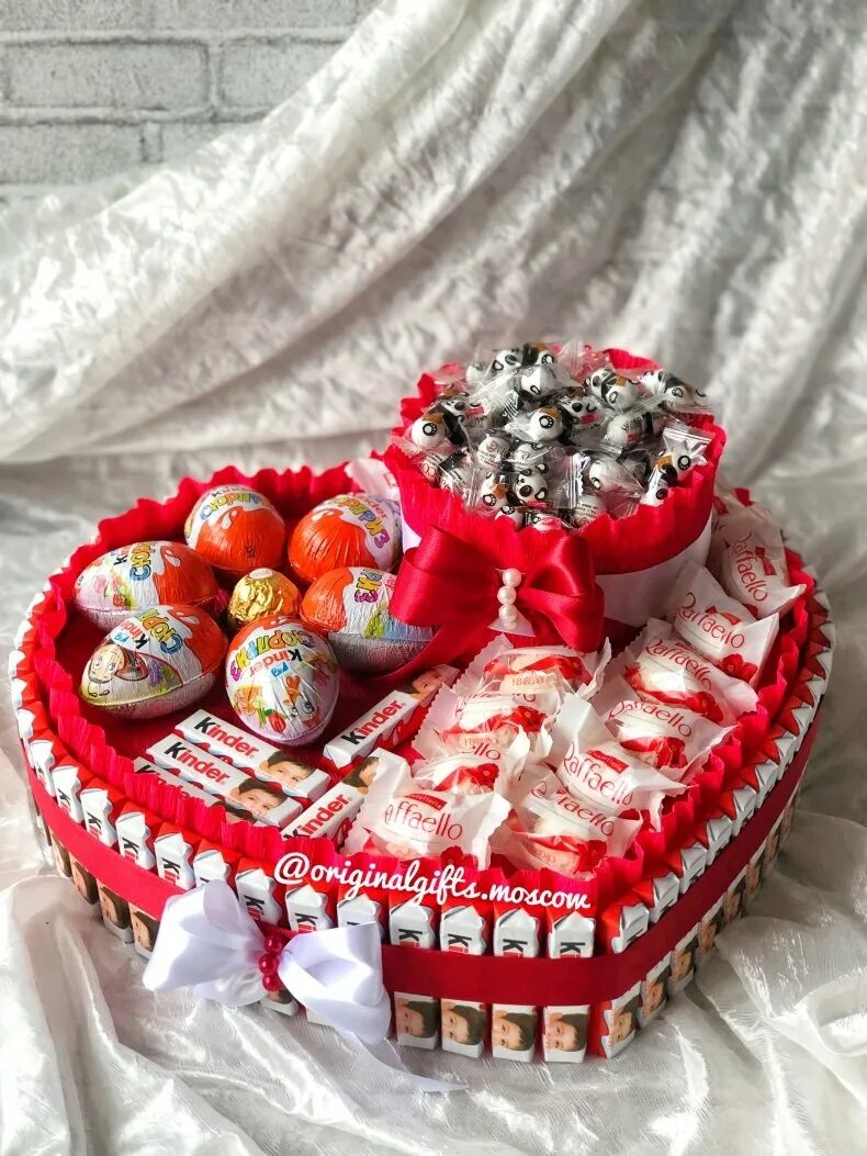 Сладкий подарок для мальчика. Сладкий подарок на день рождения. Подарок из сладостей для мальчика. Подарки детям на день рождения. Оригинальный торт из сладостей.