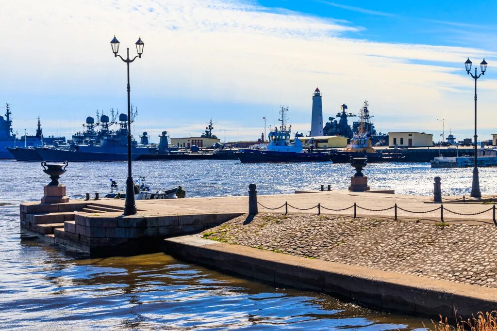 Сходить кронштадте. Зимняя пристань в кронштадте. кронштадтские морские ворота. кронштадт берег. места за питером.