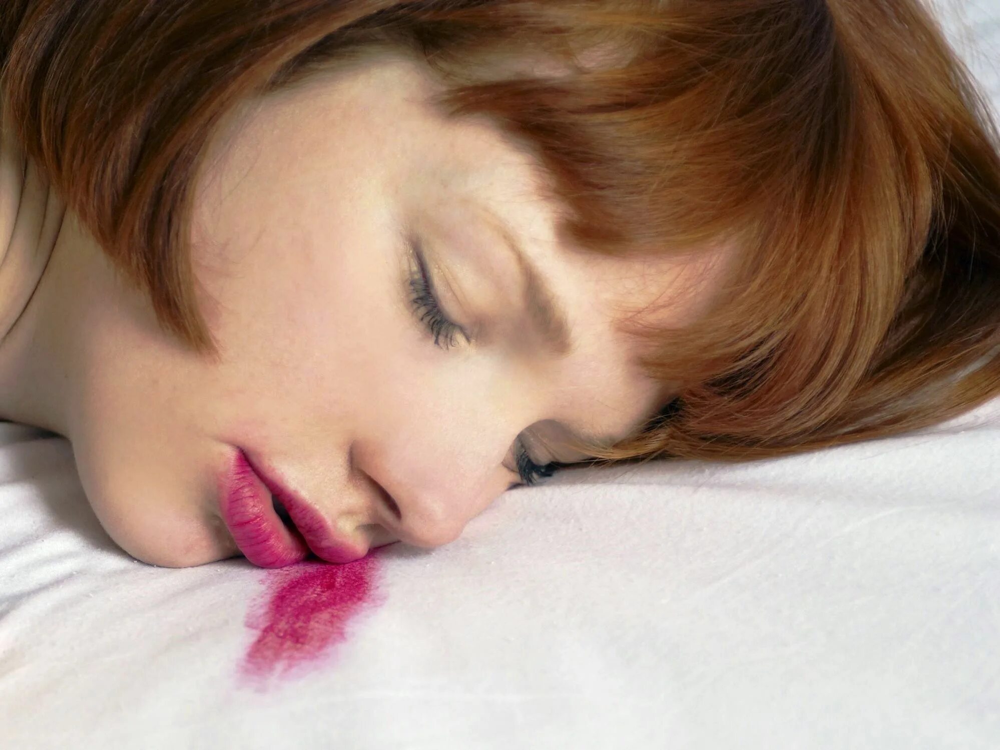 Спать с макияжем. Смывание косметики перед сном. Уснула с макияжем. Уснула с макияжем. Макияж перед сном.