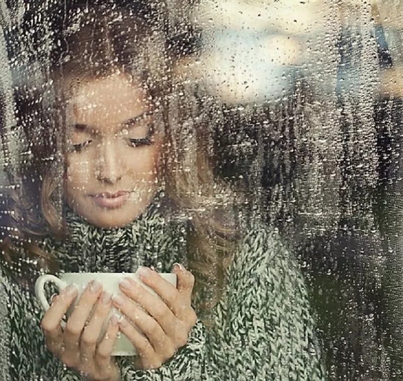 Дождь за окном. Девушка у окна дождь. Женщина за дождливым окном. Девушка за окном дождь. Тепло на улице тепло в душе