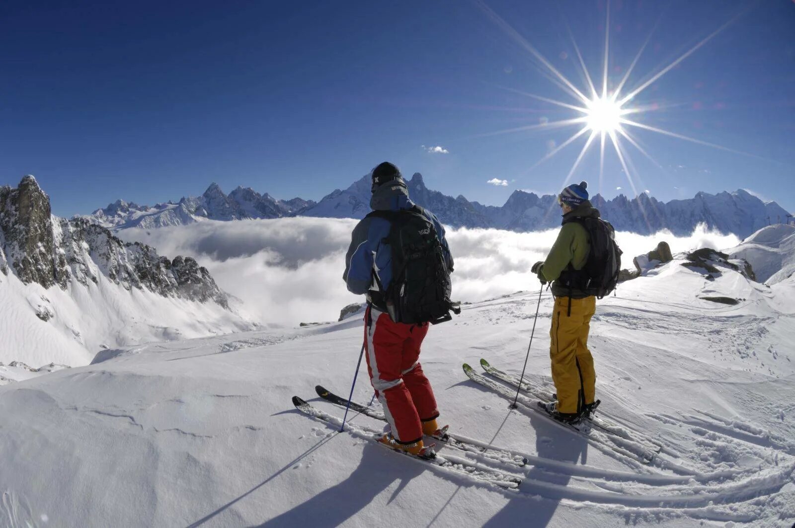 Развитие горнолыжного туризма. Горнолыжный туризм. Горы лыжи. Зимний туризм. Люди на лыжах в горах.