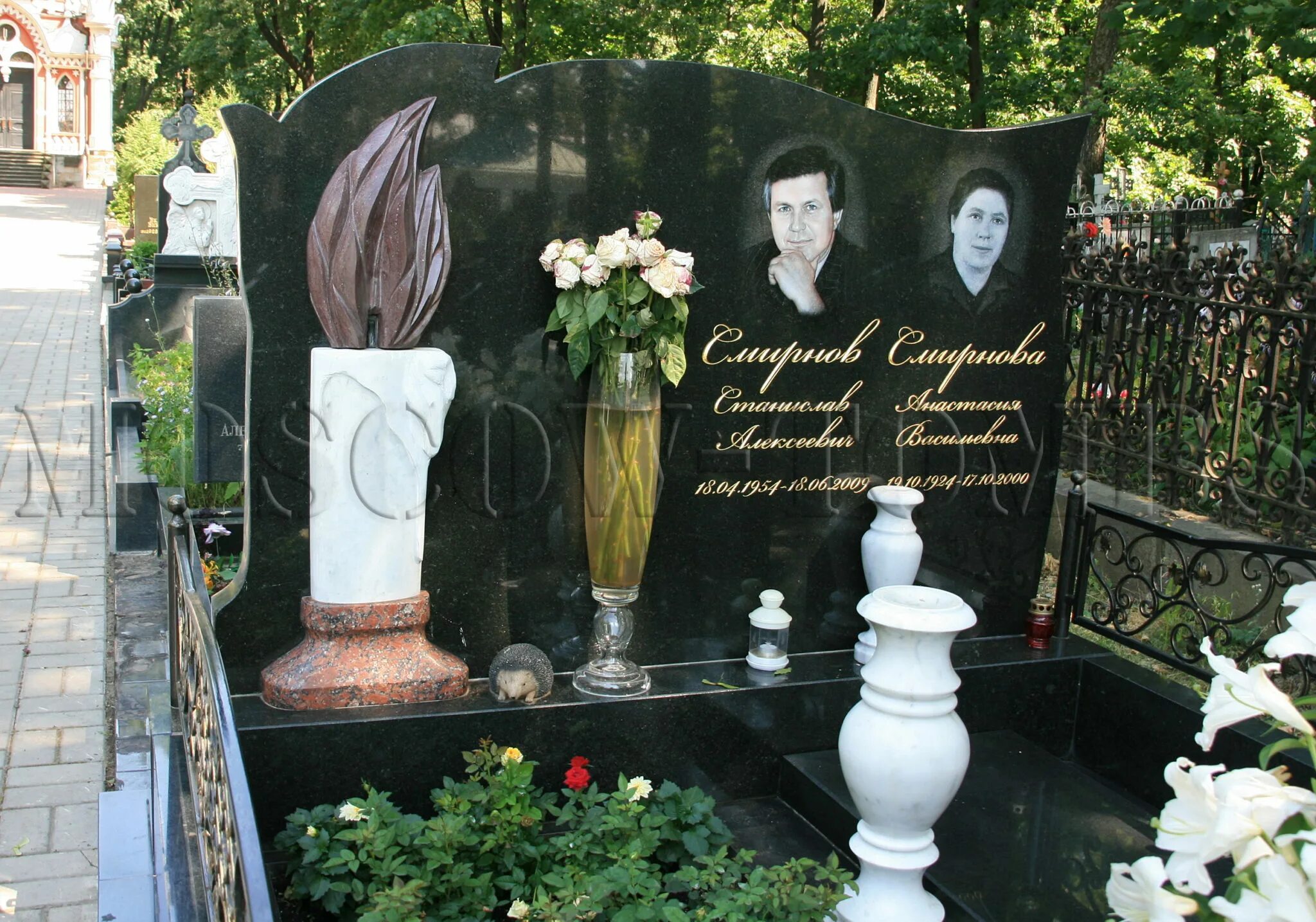 Могила Алексея Смирнова на Южном кладбище. Могила Баталова на Преображенском кладбище.