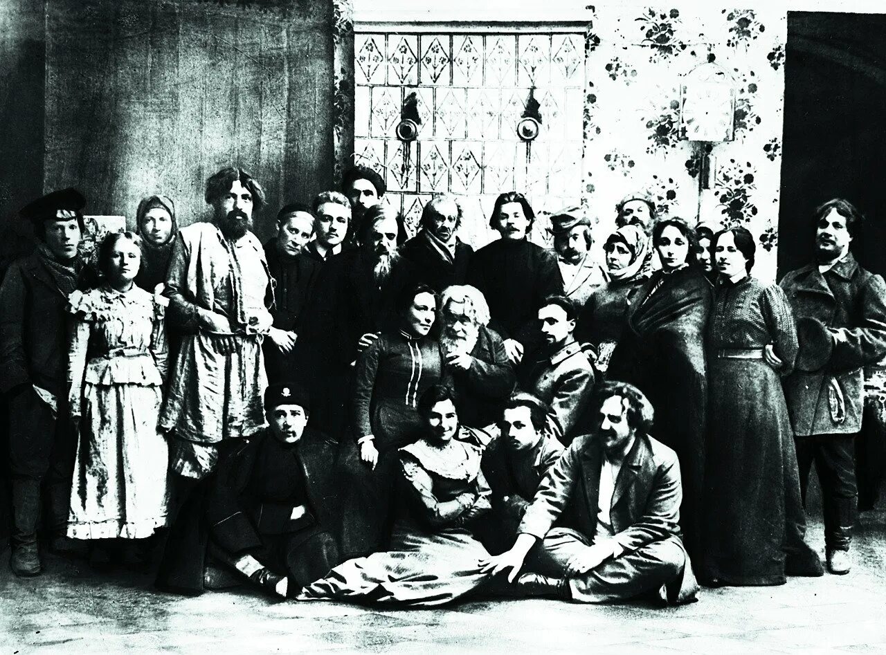 На дне м го. Максим горький мещане. «мещане» мхт горький. максим горький на дне мхт. мещане 1902 спектакль станиславского.
