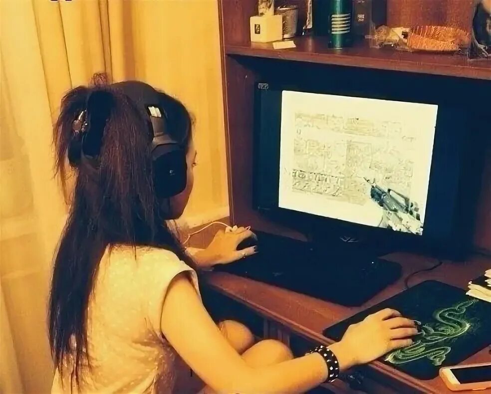 Девушки играющие в кс. Девушка играет в контру. Девушка играет в контру. Ванесса киберспортсменка. Киберспортсменки cs:go.