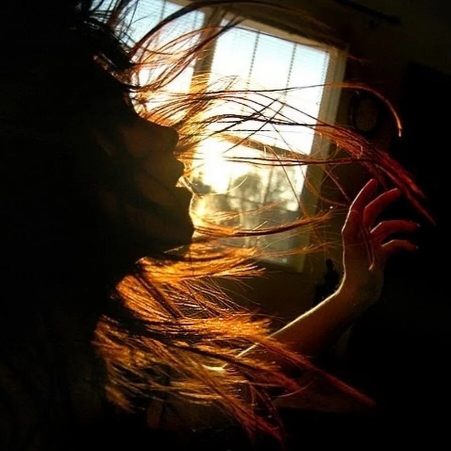 Кентукки замигает свет. Рыжая девушка в темноте. Девушка в лучах солнца. Рыжая девушка у окна.