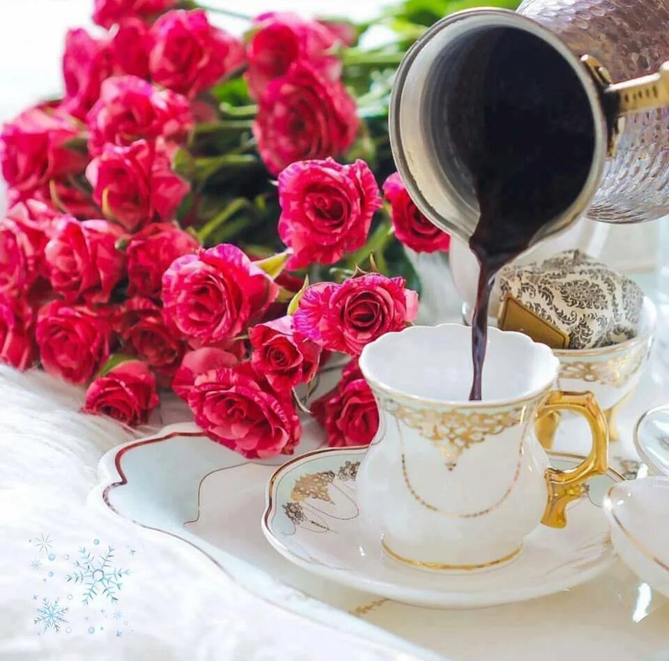 Открытка доброе утро цветы красивые женщине. Утренние цветы. С добрым утром картинки красивые. Чашечка кофе и букетик цветов. Кофе и цветы.