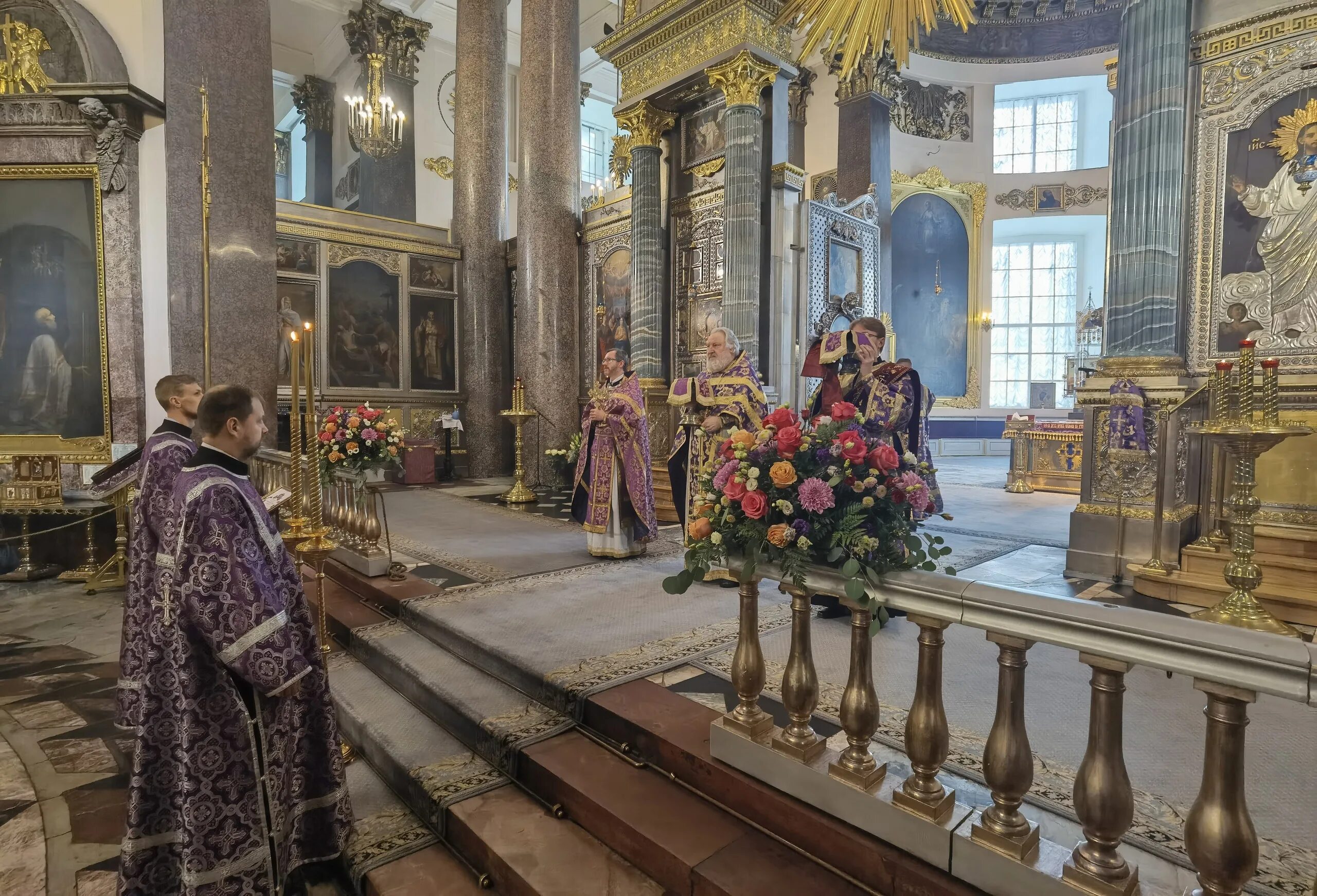 Патриарх кирилл благовещение. Объявление на литургию предрождественское 6 января 2022. 12 сентября путин в соборе. Литургия в казанском соборе санкт-петербург. Чтение евангелия на службе.