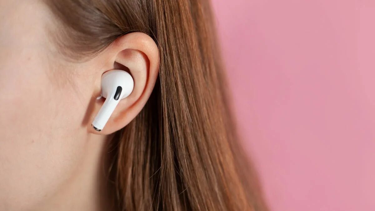 Можно ли использовать наушники. Apple наушники женские. арт беспроводные наушники airpods pro на девушке. девушка в наушниках airpods pro with wireless charging case. airpods 3 for girl.