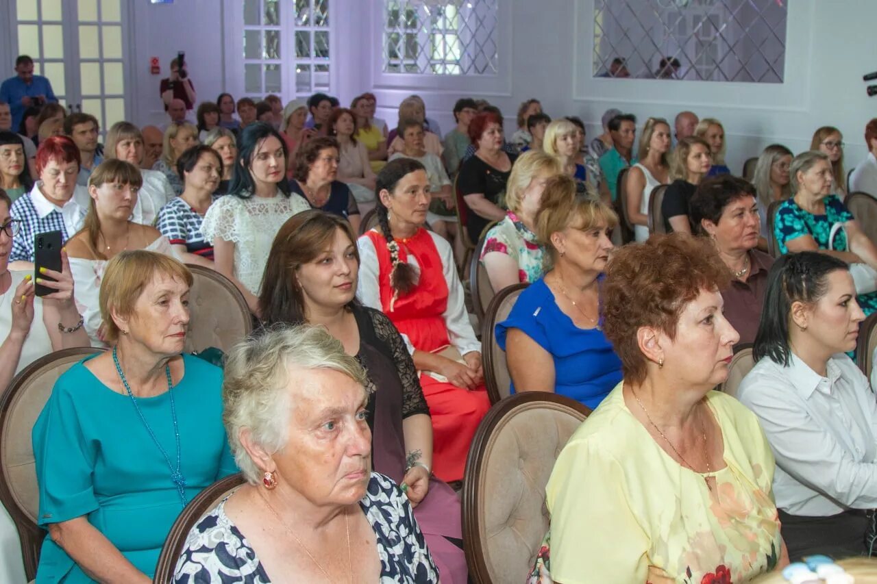 Учителя красногорбатской средней школы. Поселок красная горбатка. Красная горбатка владимирская область. Красная горбатка лагерь зеленая поляна. Поселок красная горбатка.