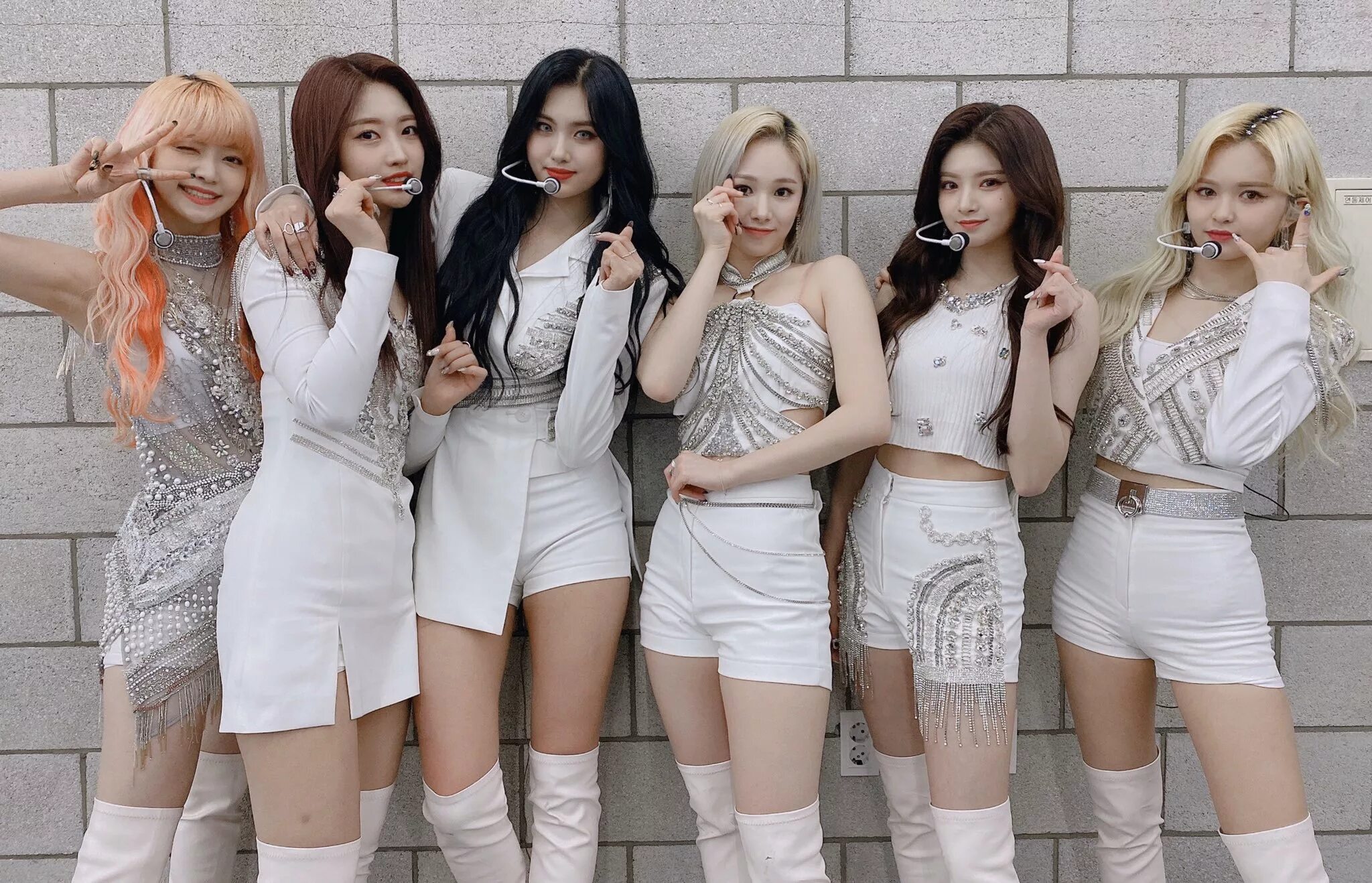 Луки кпоп айдолов. Аутфиты red velvet bad boy. 2ne1. Группа everglow 2021. Вайт ту кей стиль в одежде.