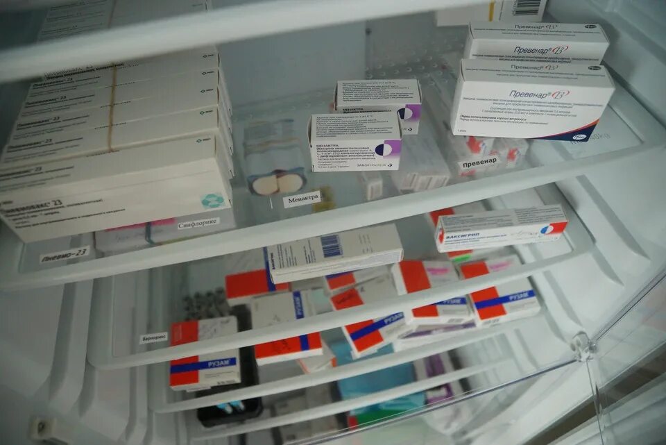 Как хранить вакцины. IRFA lkz vtlbrfvtynjd d ghjwtlehysq RF,bytn. Холодильник для лекарственных препаратов. Хранение лекарств в аптеке. Шкаф с лекарствами в процедурном кабинете.