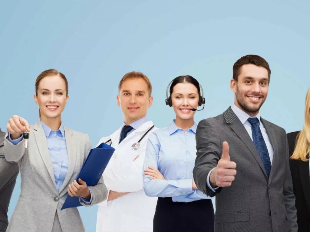 Радость увольнения. Офис с сотрудниками. Люди из офиса. Общение в коллективе. Человек звкомпьютером.