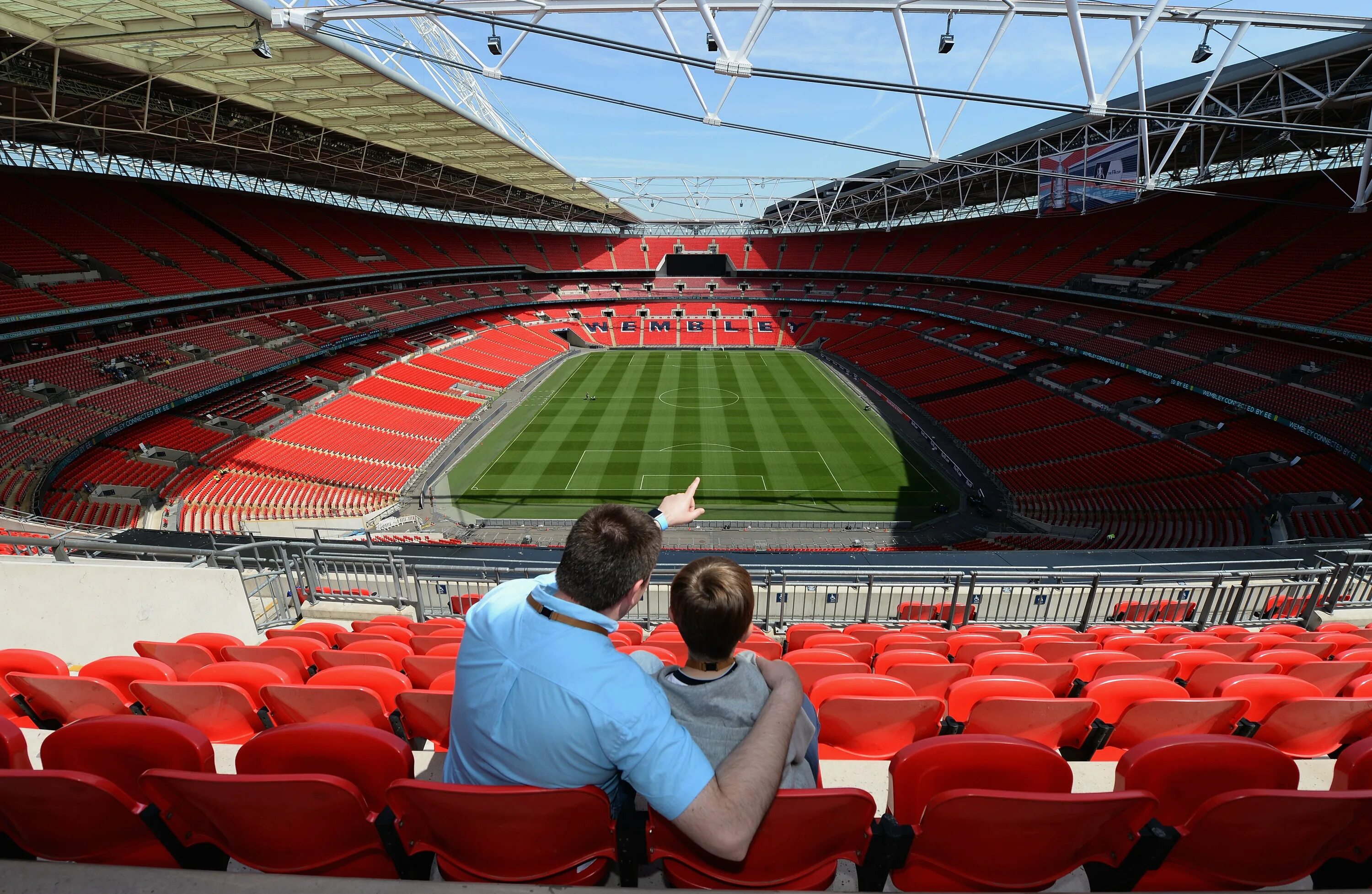 Какая вместимость стадиона. Уэмбли Арена. Уэмбли Лондон. Wembley Stadium сборная Англии. Уэмбли стадион вместимость.