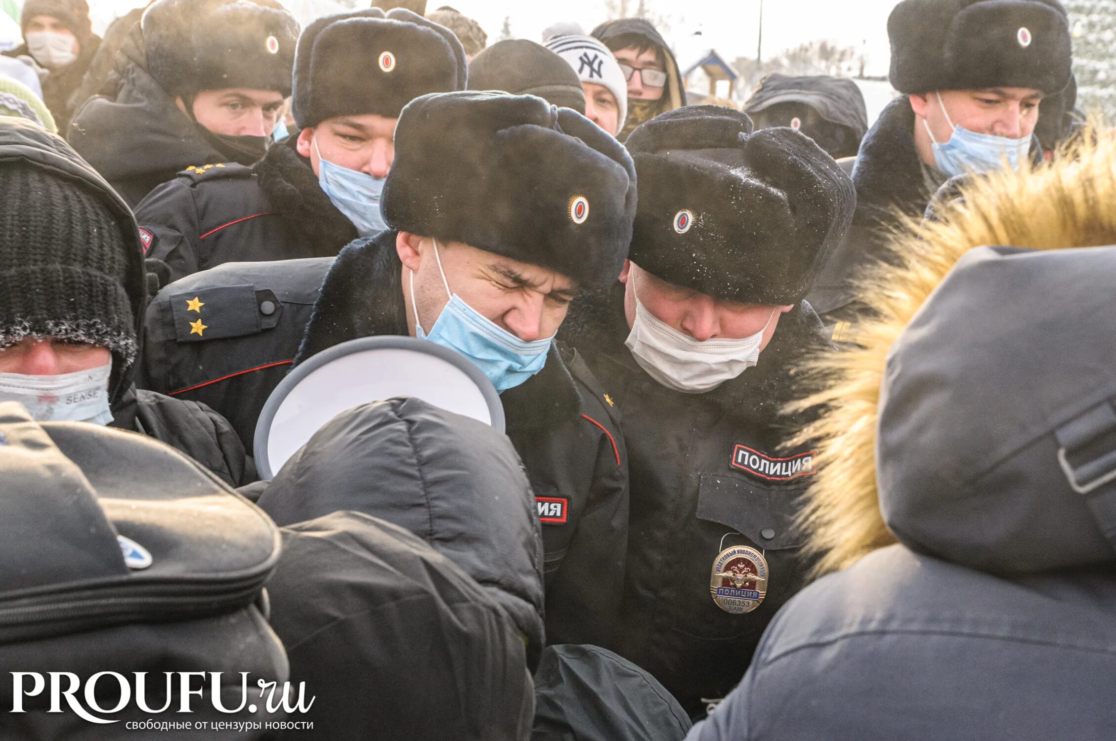 Почему шаман не был на митинге. Митинг Навального Уфа. Охрана белого дома Уфа митинг. Митинг в Уфе в 2014 зимой.