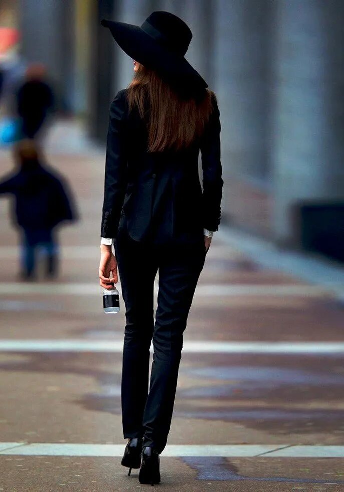 сменить стиль одежды. девушка в костюме спиной. чёрная одежда для девушек. женщина со спины в полный рост. девушка со спины в костюме.