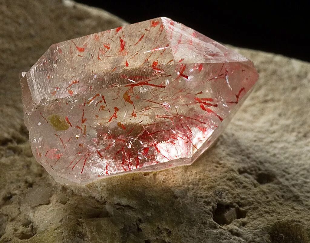 Алмазы какое ископаемое. Камни Самоцветы кварц. Алмаз неограненный камень. Алмаз Кристалл неграненый. Камень самородок Алмаз.